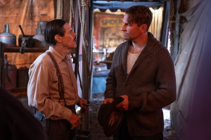 Willem Dafoe and Bradley Cooper in Nightmare Alley 4K
