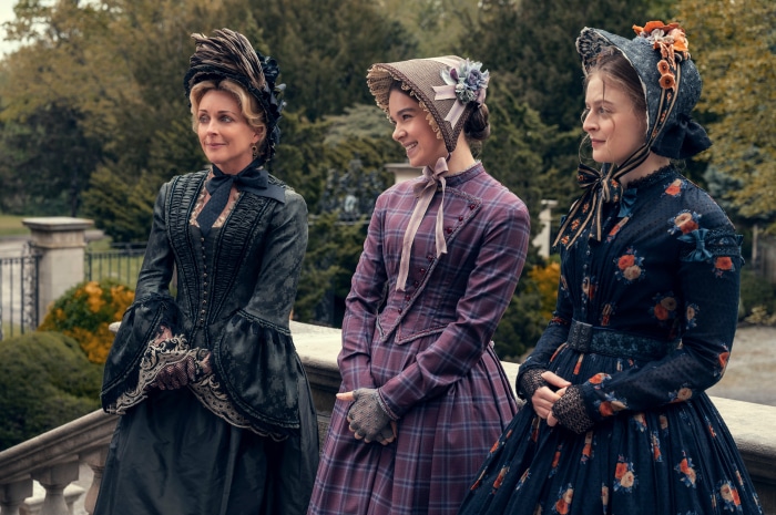 Jane Krakowski, Hailee Steinfeld, and Anna Baryshnikov in Dickinson 4K