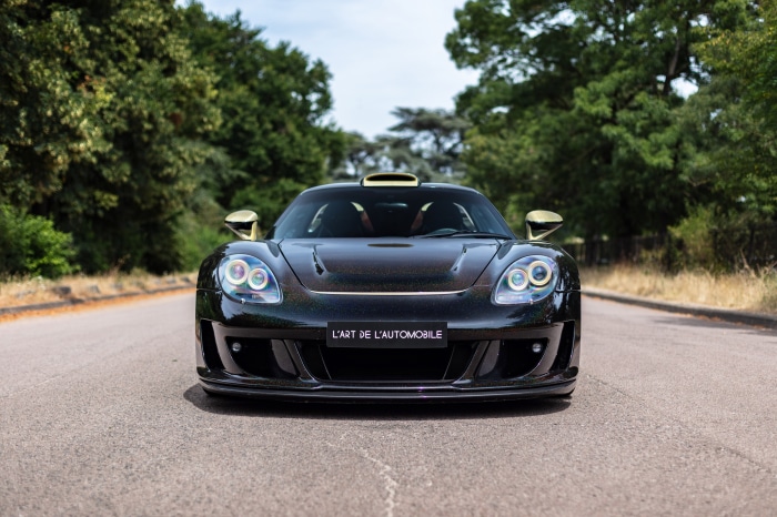 Porsche Carrera GT with "L'ART DE L'AUTOMOBILE" badge