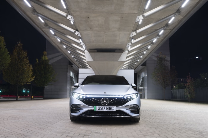 Mercedes-Benz EQS 450 AMG Line at night