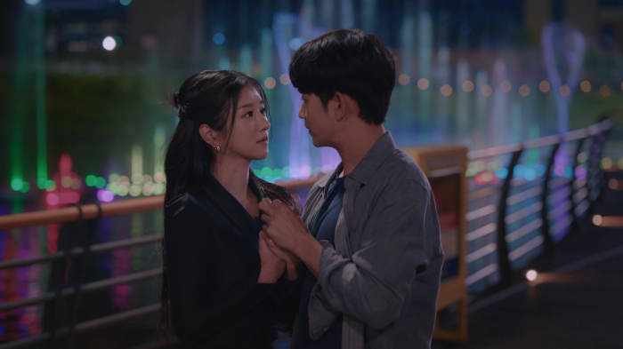 Seo Yea-ji and Kim Soo-hyun holding hands