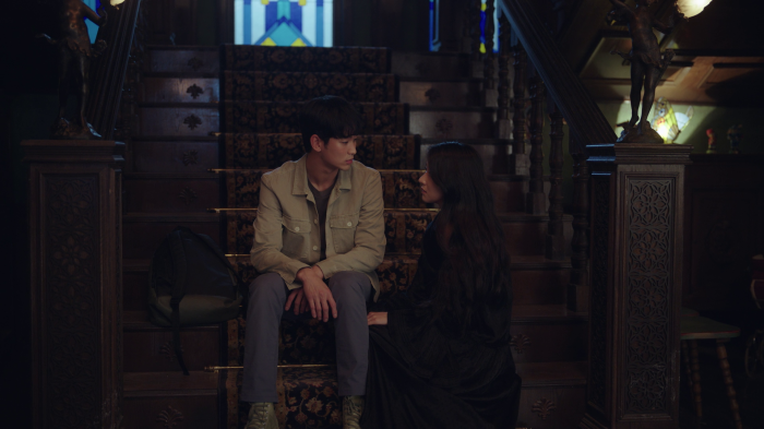 Seo Yea-ji and Kim Soo-hyun on stairs