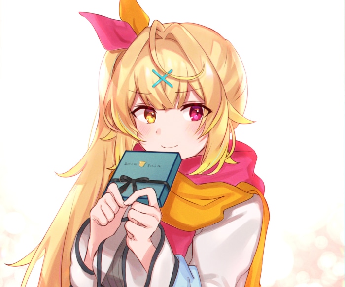 Hoshikawa Sara from Nijisanji holding a gift box