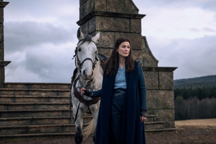 Moiraine Damodred from The Wheel of Time with a horse