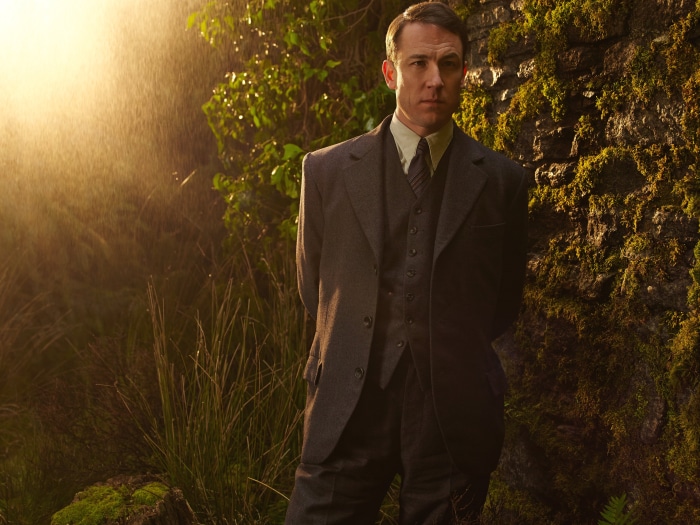 Man in suit in Outlander 4K