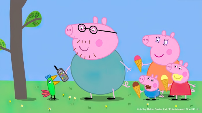 Peppa Pig family eating ice cream