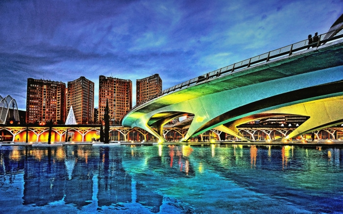 L'Umbracle bridge over water in Valencia, Spain