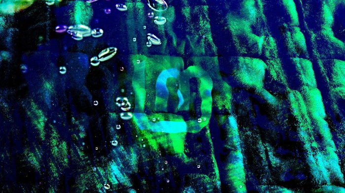 Linux Mint logo with bubbles and abstract background