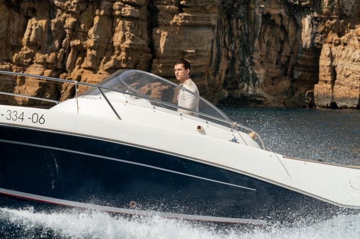Tom Holland on a boat in Uncharted 4K