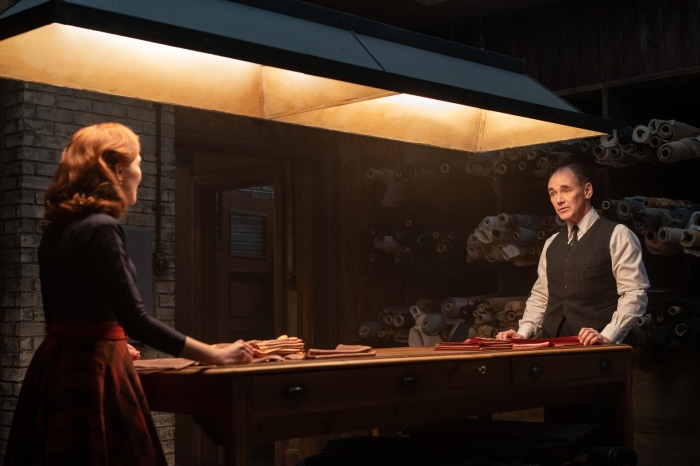 Zoey Deutch and Mark Rylance in The Outfit 4K