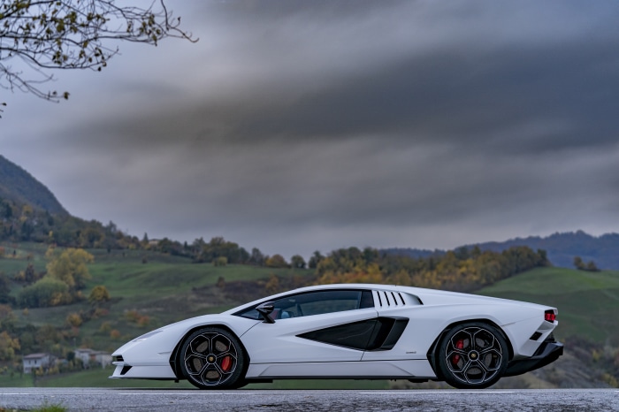 White Lamborghini Countach LPI 800-4 4K