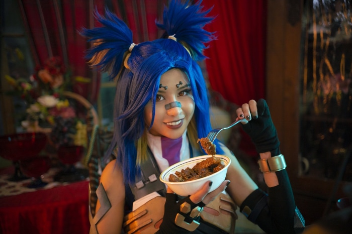 Neon from Valorant eating food