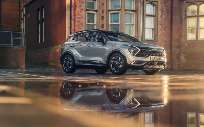 Kia Sportage HEV AWD GT-Line S reflected in water