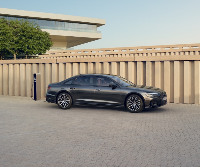 Audi A8 L 60 TFSI e quattro S line charging