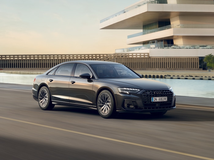 Audi A8 L 60 TFSI e quattro S line driving