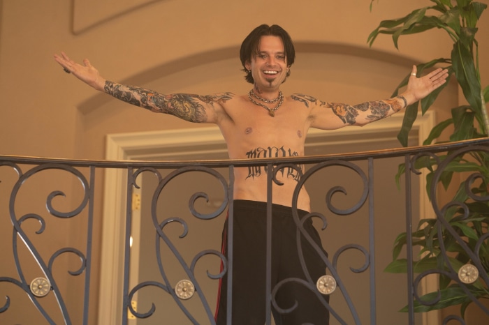 Sebastian Stan as Tommy Lee in Pam & Tommy 4K