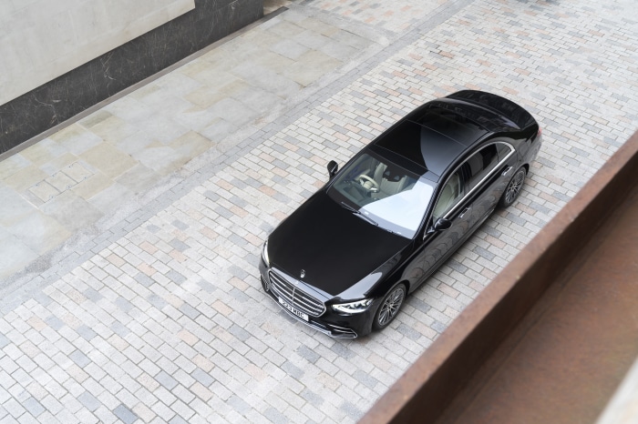 Black Mercedes-Benz S-Class 4K