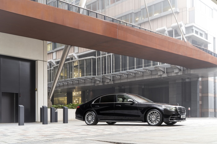 Black Mercedes-Benz S-Class S 580 4K