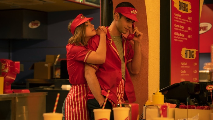Clara Galle and Julio Peña in a fast food restaurant