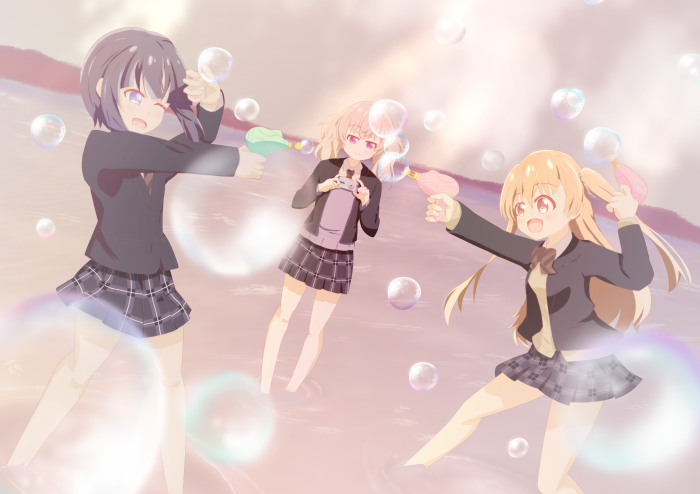 3 girls playing with bubble guns in Slow Loop 4K