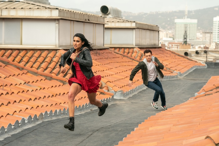 Chloe Frazer and Nathan Drake running on rooftops
