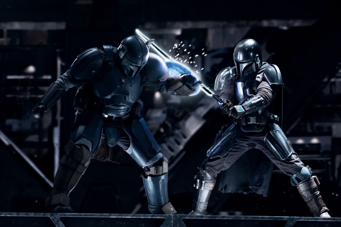 Mandalorians fighting with lightsabers from The Book of Boba Fett 4K