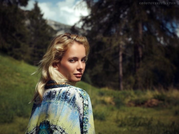 Woman in patterned clothing in a grassy field