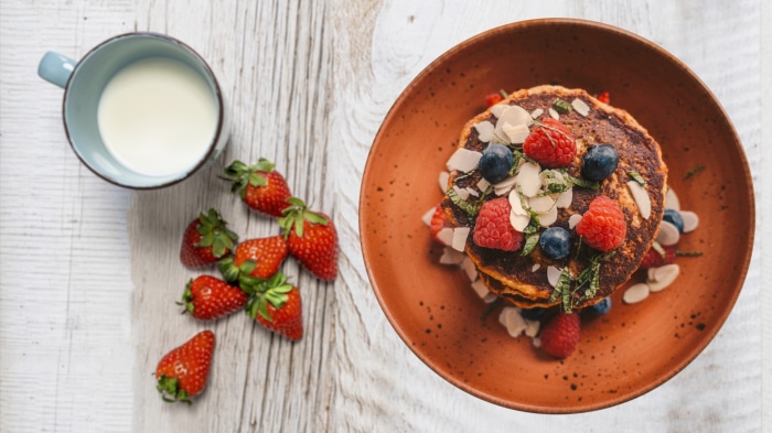 Pancakes with Berries and Almonds