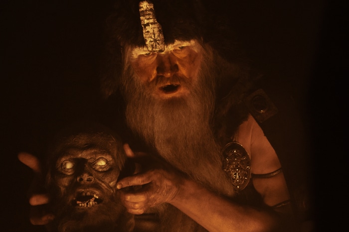 The Northman 4K: Ingvar E. Sigurðsson with a severed head