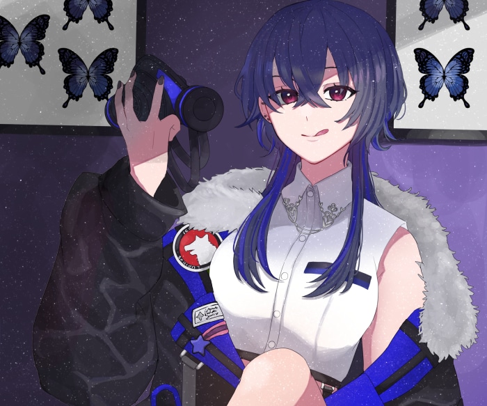 Ichinose Uruha from VSPO! holding binoculars