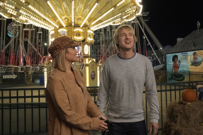 Jennifer Lopez and Owen Wilson at an amusement park
