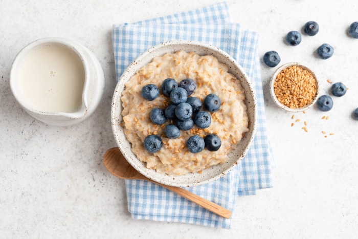 Oatmeal with blueberries and flax seeds