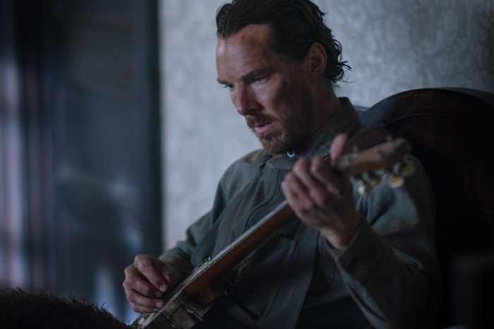 Benedict Cumberbatch playing banjo in The Power Of The Dog