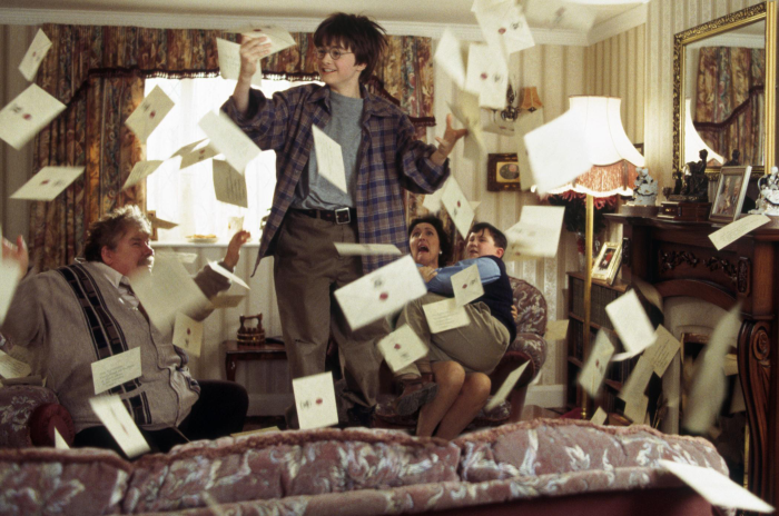 Harry Potter and the Dursleys receiving letters