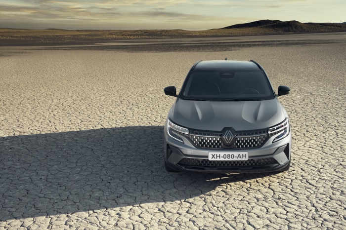 Renault Austral E-TECH Hybrid SUV in desert
