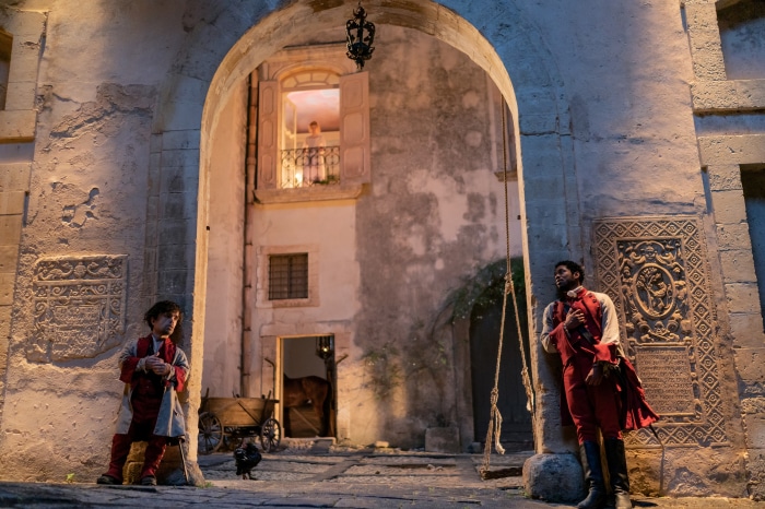 Peter Dinklage and Kelvin Harrison Jr. in Cyrano 4K