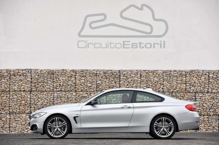 Silver BMW 4 Series Coupé Sport Line AT at Circuito Estoril