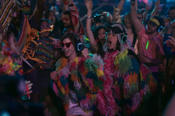 WeCrashed 4K: Jared Leto and Anne Hathaway at a party