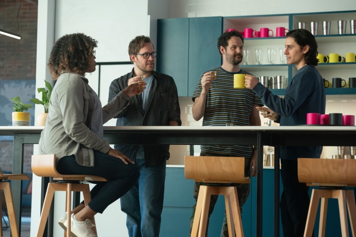 WeCrashed 4K: Jared Leto and colleagues at a counter