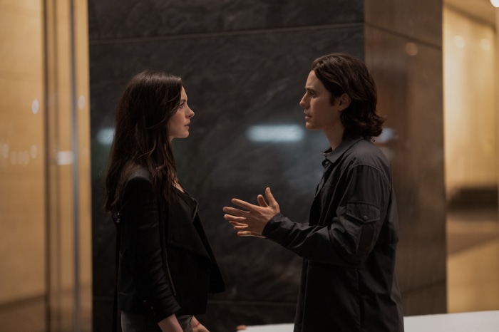Anne Hathaway and Jared Leto in WeCrashed 4K