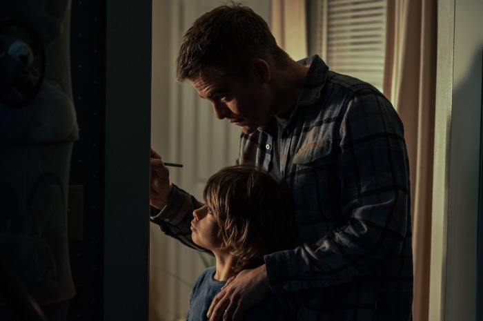 Chris Pine in The Contractor 4K