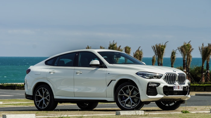 White BMW X6 4K
