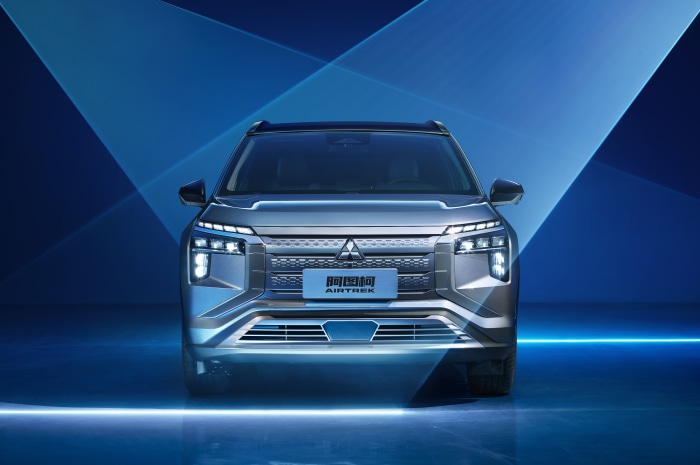 Mitsubishi Airtrek front view