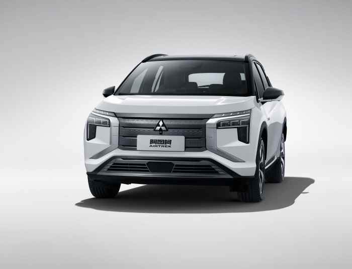 Mitsubishi Airtrek front view