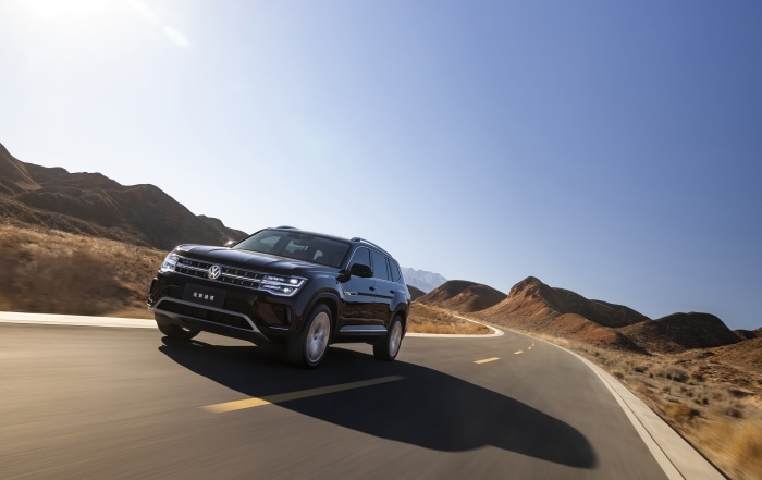 Volkswagen Teramont 530 HD driving on a desert road