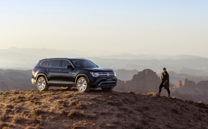 Volkswagen Teramont 530 HD in a desert landscape
