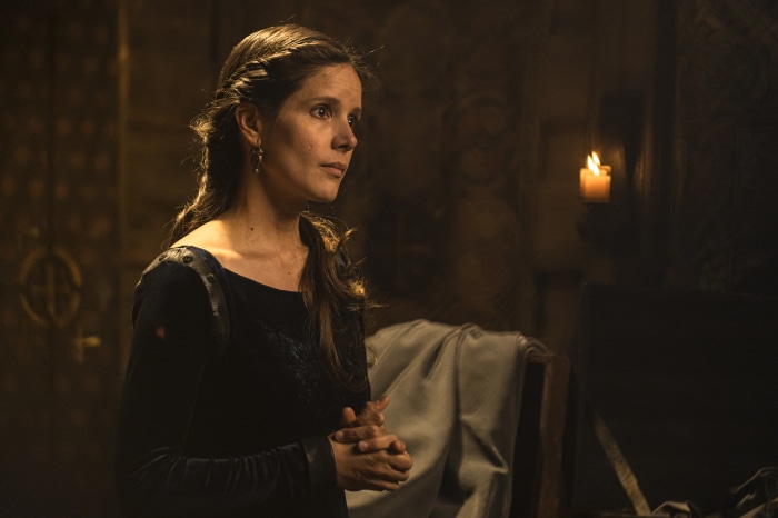 Woman in dark dress in The Last Kingdom 4K