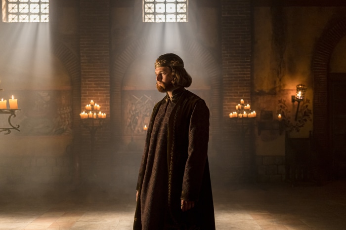 Man in crown and robe in The Last Kingdom 4K