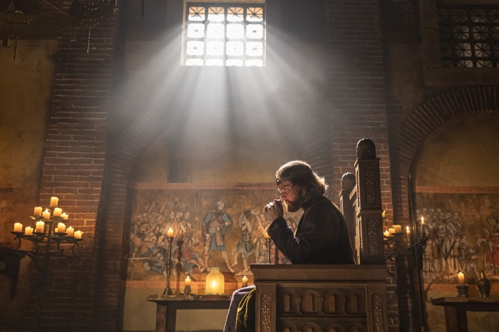 Man praying on throne in The Last Kingdom 4K