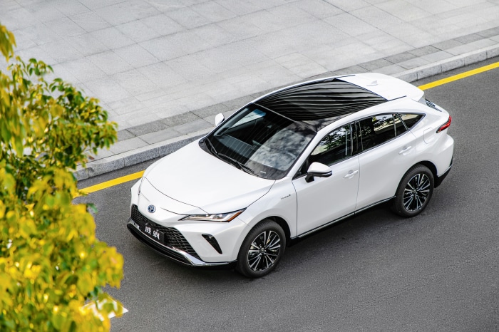 White Toyota Venza Hybrid 4K